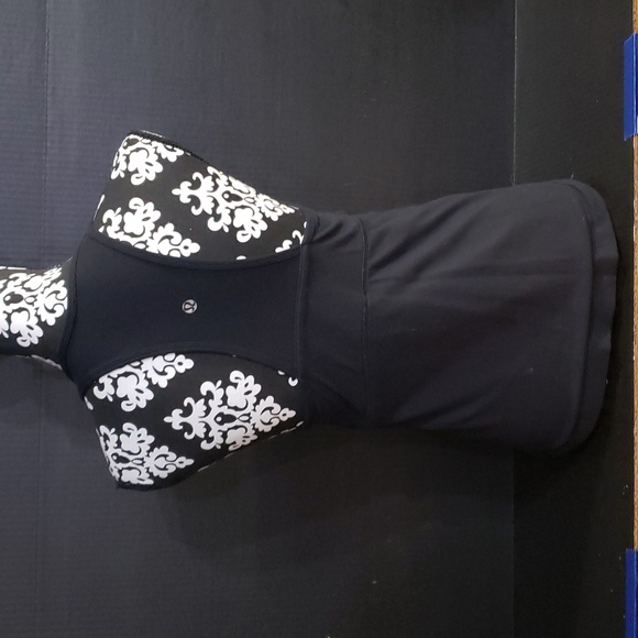 Lululemon Racerback Black Active Wear Top. Size unknown maybe M. - Picture 2 of 7